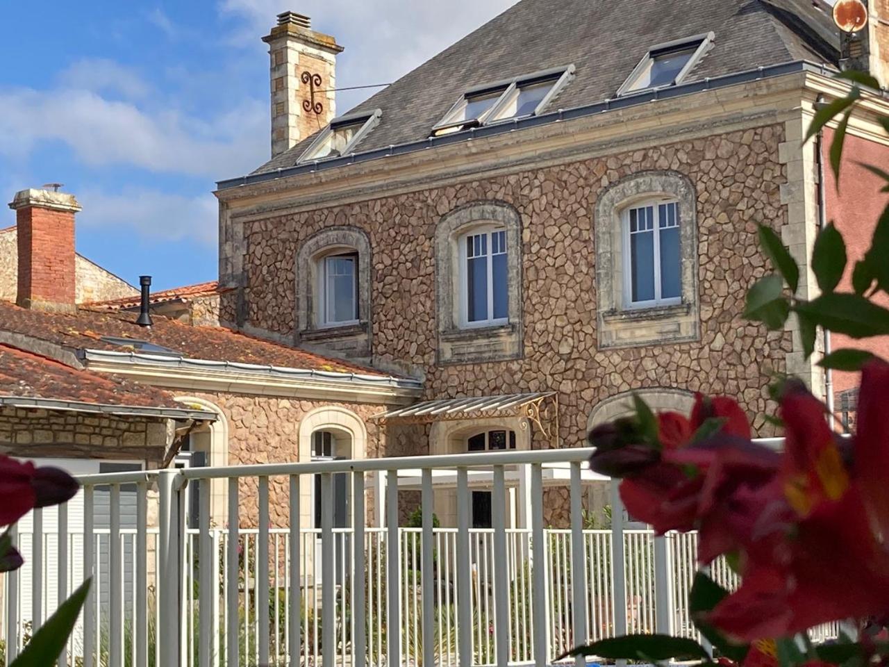 La Villa Des Roses Gite Chambres D'Hotes Piscine Chauffee Lucon Exterior photo