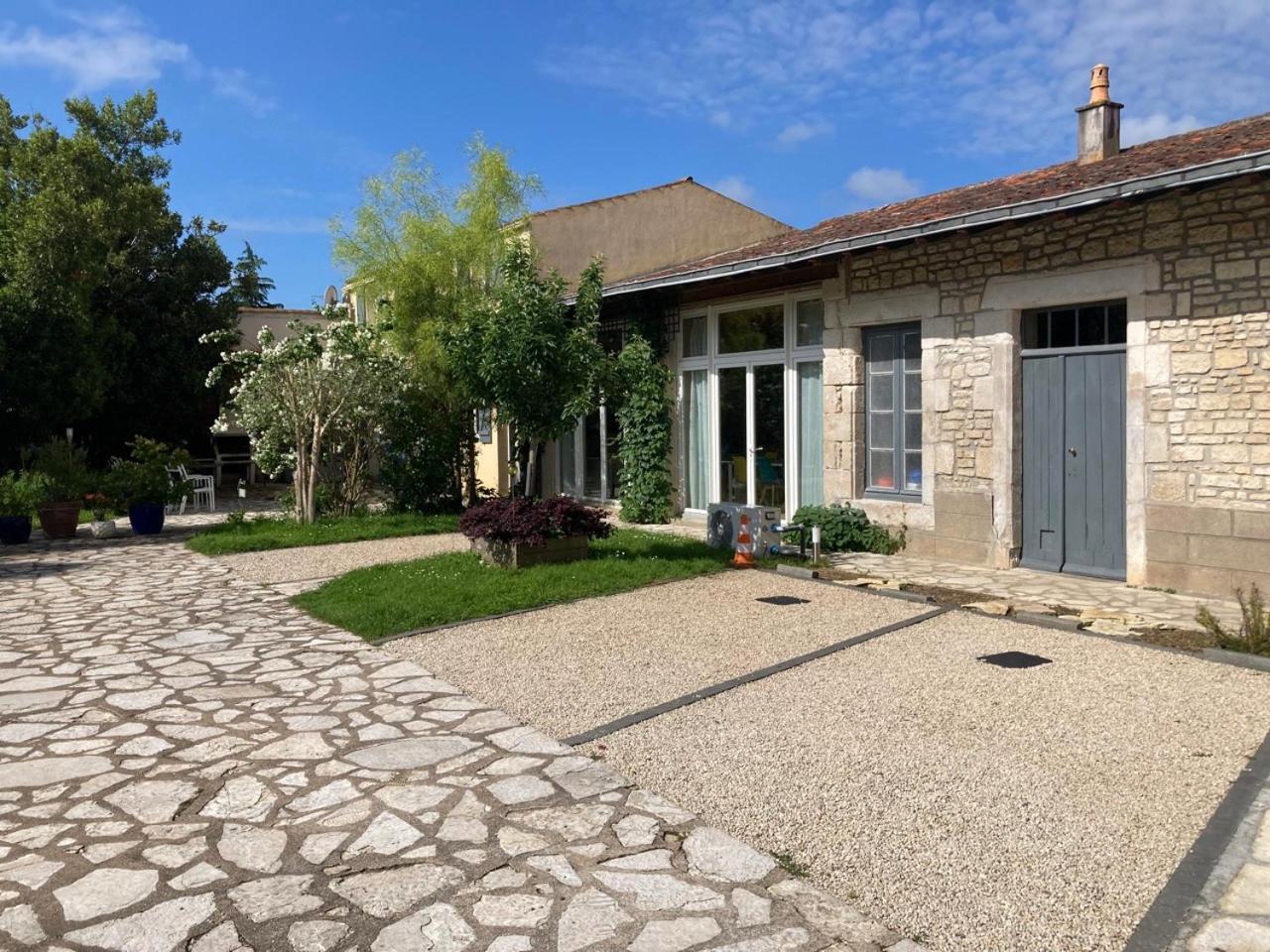 La Villa Des Roses Gite Chambres D'Hotes Piscine Chauffee Lucon Exterior photo